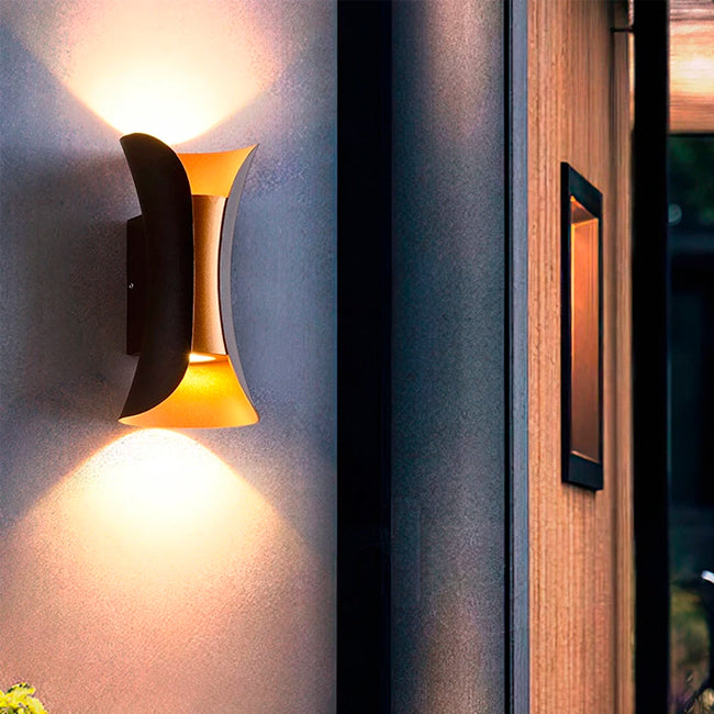 LÁMPARA DE EXTERIOR LUCIANA BLACK AND GOLD LUZ CÁLIDA